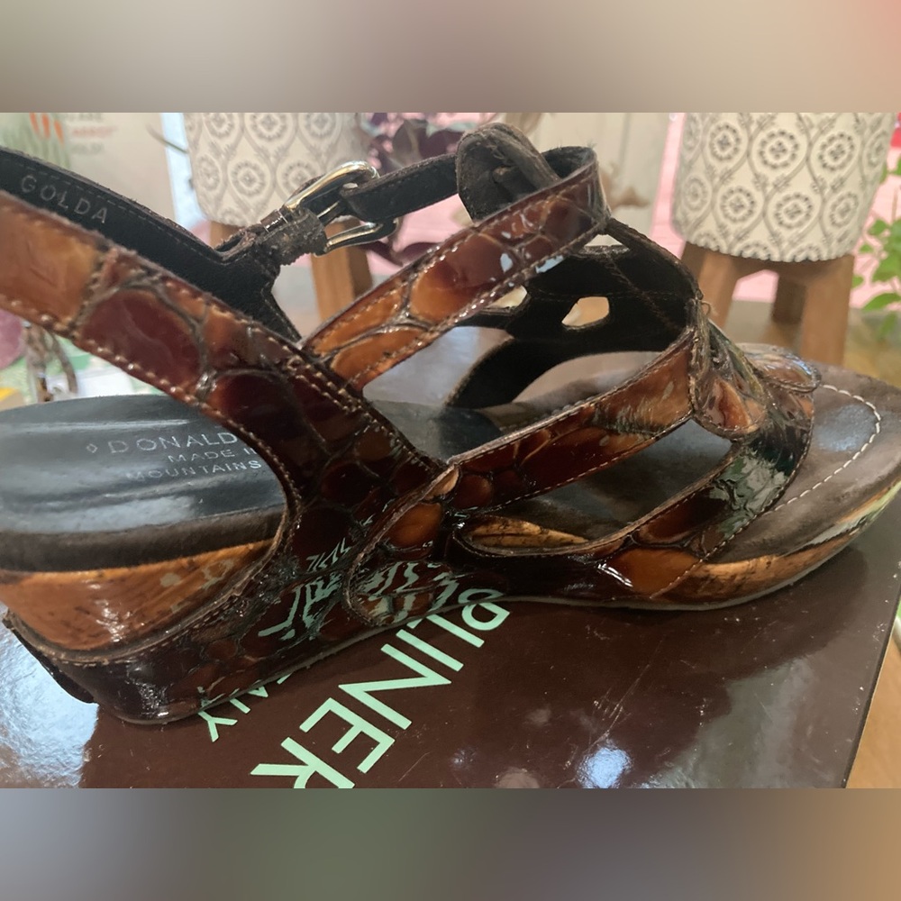 Donald Pliner Tortoise Tan Crocco Patent Sandel size 9.5